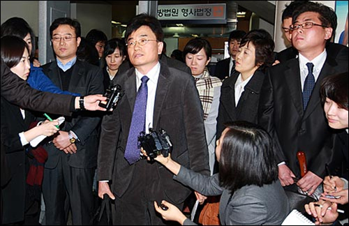 2011년 11월 9일 대법원이 지난 2008년 촛불정국의 핵심이었던 MBC 'PD수첩'의 광우병 보도에 대해 무죄를 확정했다. 사진은 지난 2010년 1월 2심에서 무죄 선고를 받은 조능희 PD(가운데)가 심경을 밝히는 장면.  (자료사진)