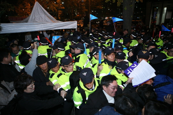 경찰병력 퇴각 천주교 사제들과 수도자들과 신자들의 강력한 저항에 경찰 병력은 천막 탈취를 포기하고 후퇴하기 시작했다. 나도 경찰 병력에 맞서 격렬하게 몸싸움을 해야 했다. 아들 같은 앳된 경찰들과 몸싸움을 하면서 눈물이 나기도 했다.     