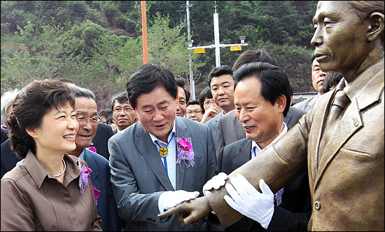2011년 8월 27일 경북 청도군 청도읍 신도리에서 열린 새마을운동 성역화사업 준공식에 참석한 당시 한나라당 박근혜 전 대표가 이날 제막된 고 박정희 전 대통령의 동상을 바라보며 활짝 웃고 있다. 