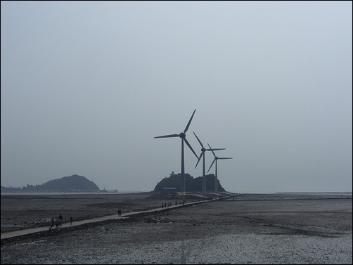 2010년 8월의 모습입니다. 탄도항에서 누에섬 가는 길에 풍력발전소가 멋지게 들어섰습니다. 