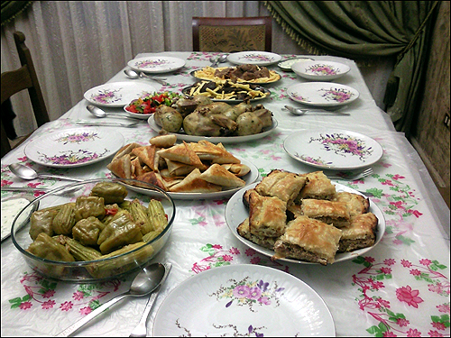 로브나 아쉬라프 가족의 식탁 모습.