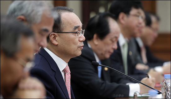 박재완 기획재정부 장관이 9일 서울 여의도 수출입은행에서 열린 위기관리대책회의에서 안건을 말하고 있다. 