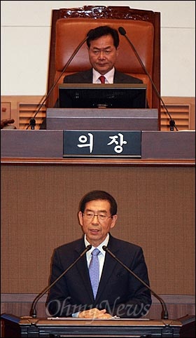  박원순 서울시장이 10일 오후 서울 중구 서울시의회에서 열린 '제235회 정례회'에 참석해 2012년도 예산안 및 2011년도 추가경정 예산안 제출에 따른 시정연설을 하고 있다.