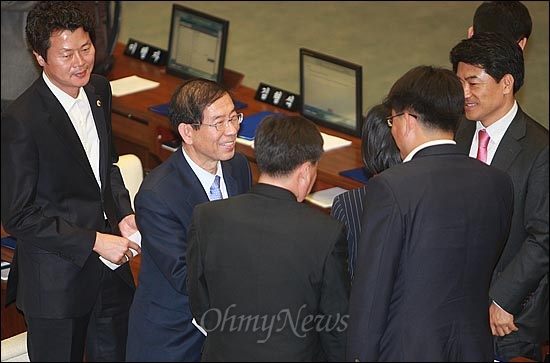 박원순 서울시장이 10일 오후 서울 중구 서울시의회에서 열린 '제235회 정례회'에 참석해 서울시의원들과 함께 인사를 나누고 있다.