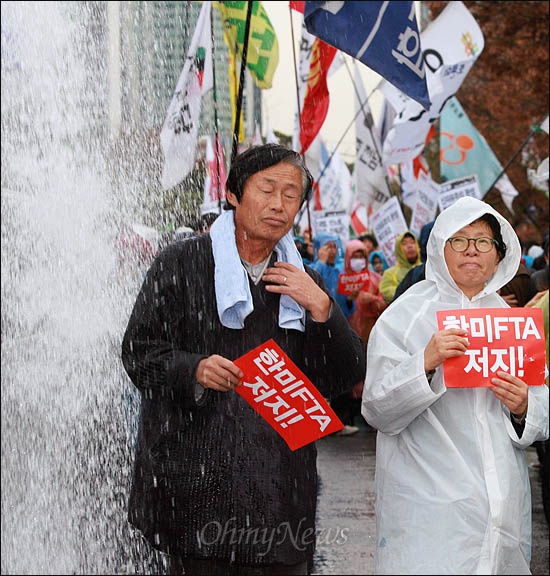 집회 참가자들이 경찰이 쏜 물대포를 맞고 있다. 사진은 2011년 11월 10일 한미FTA 비준안 강행처리 반대 집회 당시 모습.