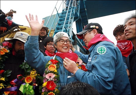 크레인에서 내려온 김진숙 지도위원을 비롯한 농성자들에게 동료들이 꽃다발을 안기며 환영하고 있다.