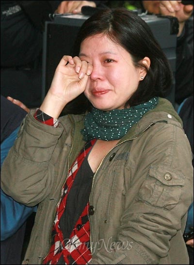 한진중공업 본관앞에서 농성자들의 기자회견을 지켜보던 배우 김여진씨가 눈물을 흘리고 있다.