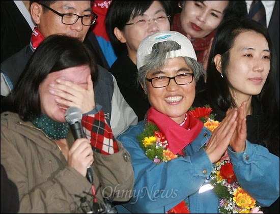 한진중공업 본관앞에서 열린 기자회견에서 임신중임에도 불구하고 부산까지 내려온 김여진씨가 소감을 말하던 중 울음을 터뜨리고 있다.