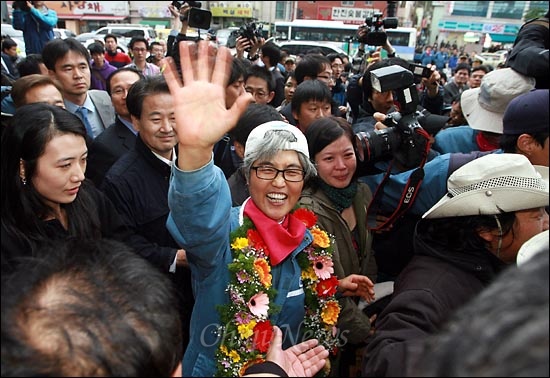 병원으로 향하는 구급차를 타러가는 김진숙 지도위원이 환영객들을 향해 손을 흔들고 있다.