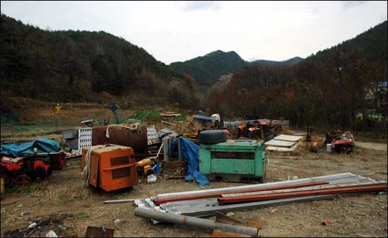 고철 등 폐자재가 쌓여 있는 대전산내집단희생지 . 위쪽 사진과 같은 장소다.