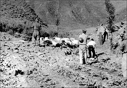 1950년 당시 군경에 의해 희생된 산내희생자들(오마이뉴스 자료사진) 사진속 현장은 현재 폐자재가 쌓여 있다.(아래사진) 