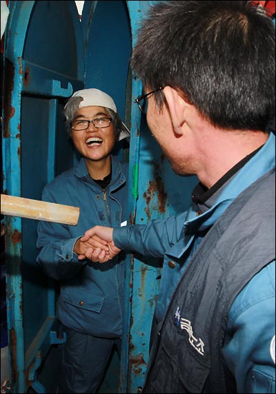  10일 오후 김진숙 지도위원이 309일간 고공농성을 벌인 부산 영도구 한진중공업 85호 크레인에서 내려오고 있다.