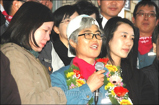  10일 오후 영도조선소 본관 현관 앞에서 인사하는 김진숙 민주노총 부산본부 지도위원(가운데)