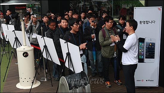 아이폰4S가 KT와 SK텔레콤을 통해 동시 출시된 11일 오전 서울 광화문 KT사옥 올레스퀘어에서 예약가입자들이 줄을 서서 개통을 기다리고 있다. 