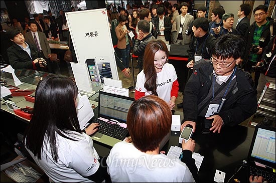 11일 오전 서울 광화문 KT사옥 올레스퀘어에서 예약가입자들이 줄을 서서 아이폰4S를 지급받고 있다.