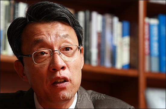 이명박 대통령을 포함한 여권의 총체적 쇄신을 촉구하며 당직을 사퇴한 김성식 한나라당 의원.