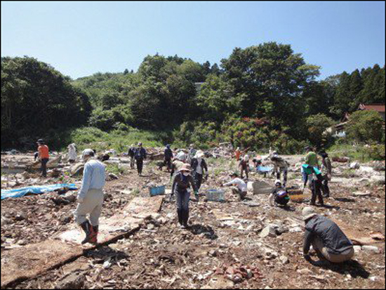 지진피해현장 중 정부나  NGO의 손길이 미치기 어려운 오지마을을 찾아 복구작업을 하는 아만토마을의 대원들