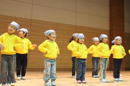 깜찍한 천왕초등학교 병설 유치원 어린이들이 귀여운 율동을 하고 있다.