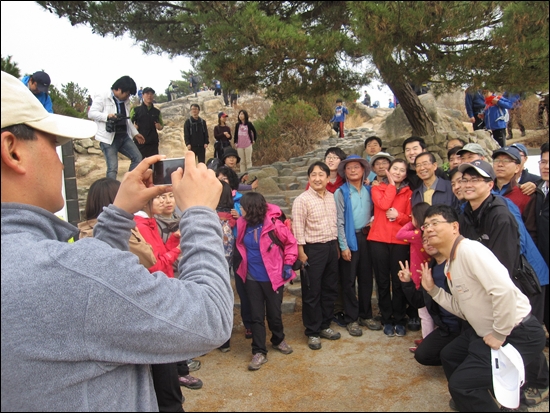 12일 시민들과 북한산 '번개산행'을 한 박원순 서울시장이 등산객들과 기념촬영을 하고 있다.