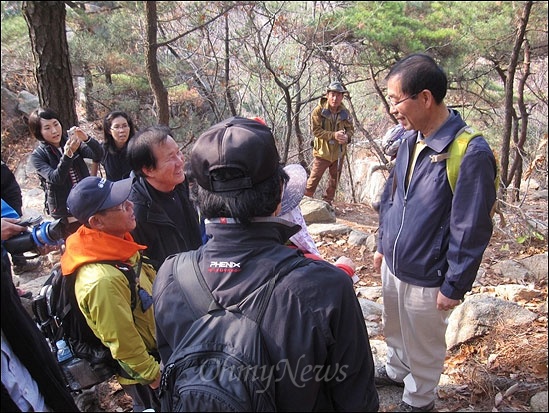 12일 북한산 '번개산행'에서 박원순 서울시장이 등산객들과 이야기를 나누고 있다.