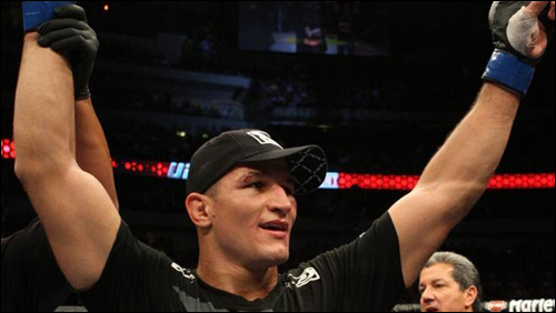  지난 2008년 UFC에 입성한 산토스는 8전만에 챔피언 벨트를 차지했다.