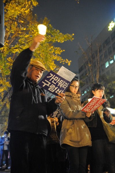 절규와 함성 나는 사제들의 단식기도에 동참하는 뜻으로 매일 저녁 여의도 미사에 참례한다. 내가 내지르는 구호는 절규에 가깝다.  