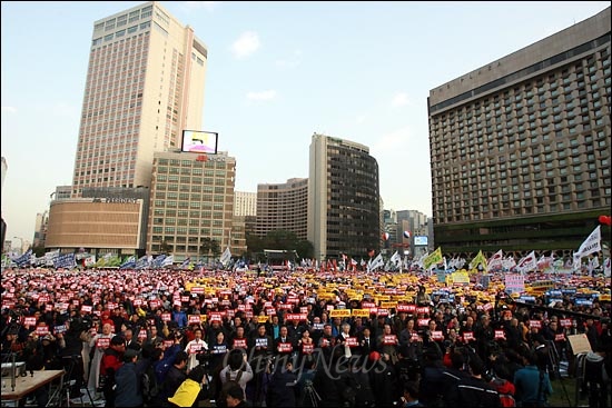 13일 오후 서울광장에서 열린 '한미FTA 저지, 전태일 열사 정신계승 2011 전국노동자대회'에서 참석자들이 구호를 외치고 있다.