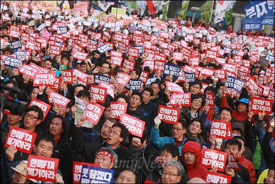 13일 오후 서울광장에서 열린 '한미FTA 저지, 전태일 열사 정신계승 2011 전국노동자대회'에서 참석자들이 구호를 외치고 있다.
