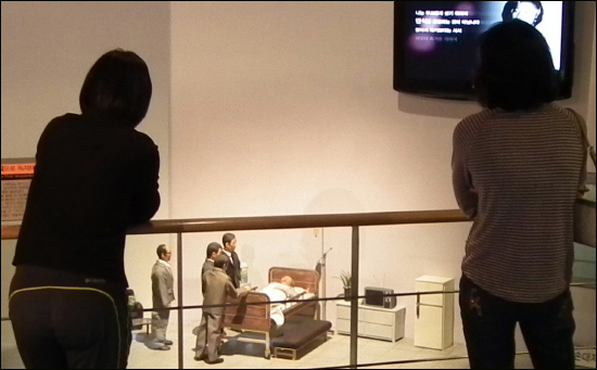 김영삼 대통령 기록전시관을 찾은 관람객이 전시물이 지켜보고있다.