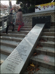 동상이 철거된 자리에는 '혜안을 가진 건국대통령'이라고 이 대통령의 업적을 기념하고 있다. 
