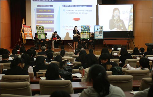 지난 12일, 고려대학교 국제관에서 열린 '제3회 청소년사회참여발표대회'에서 용인외국어고등학교 'RUBETO' 모둠이 발표하고 있다