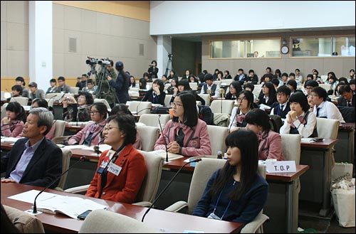 지난 12일 고려대학교 국제관에서 열린 제3회 청소년사회참여발표대회에서 참가자들이 다른 모둠의 발표를 듣고 있다.
