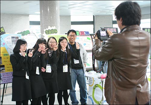 12일 고려대학교 국제관에서 열린 제3회 청소년사회참여발표대회에 참가한 청소년들이 기념촬영을 하고 있다