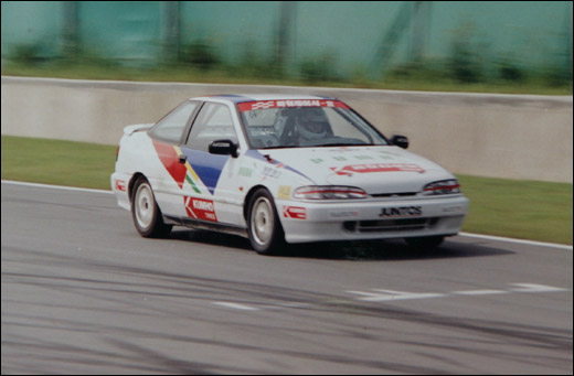 경주용 자동차를 타고 서킷을 달리고 있는 이철우씨. 1990년대 우리나라 자동차 경주대회를 누빈 국내 카레이서 1세대에 속한다.