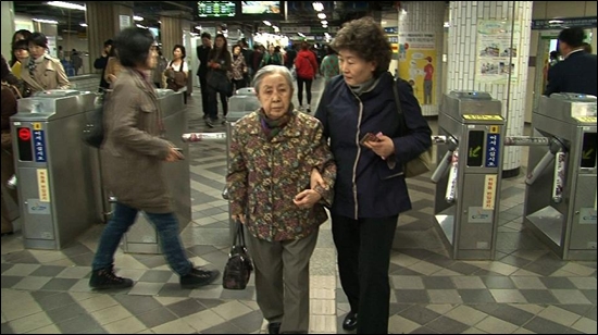 다큐 3일 90대 노모를 부축하고 매일 지하철을 타는 며느리