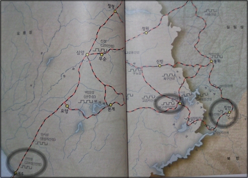 지도 왼쪽 아래 동그라미가 중국 랴오닝성(요녕성) 가이저우(개주)시에 위치한 건안성(고려성산산성). 지도 오른쪽 동그라미는 고구려의 수도였던  환인과 집안. 책 <고구려를 찾아서> 지도 촬영.