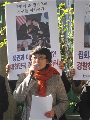 14일 서울 서대문구 경찰청 앞에서 열린 '고막파열 물대포 과잉진압 규탄 기자회견'에서 경찰의 물대포 발사로 인해 고막이 파열되는 중상을 입은 박희진 한국청년연대 공동대표가 발언하고 있다. 