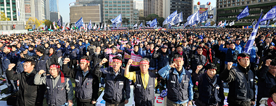 11월13일 서울시청 광장을 가득 메운 금속노조 조합원들이 '금속노조 7기 출범 및 투쟁승리 금속노동자대회'에서 '금속노조가'를 힘차게 부르고 있다.
