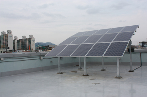 3kW의 태양광발전기는 마을어린이도서관의 에너지 독립을 가능하게 한다