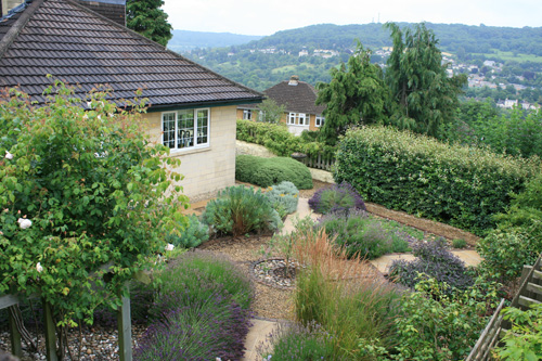 바쓰 언덕 위에는 아름다운 정원을 갖춘 집들이 눈길을 끈다.
