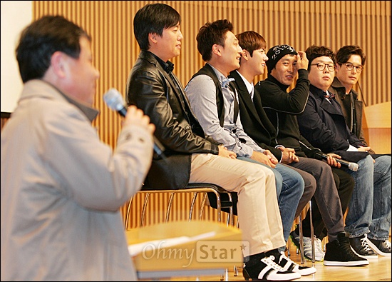  14일 저녁 서울 목동 SBS에서 열린 정글의 법칙 기자간담회에서 정순영 부국장이 촬영 중 실종된 일에 대해 이야기하자 김병만을 비롯한 출연자들이 경청하고 있다.