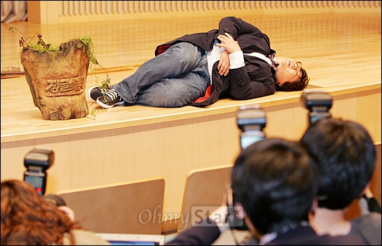  14일 저녁 서울 목동 SBS에서 열린 '정글의 법칙' 기자간담회에서 류담이 정글에서 취했던 행동을 재연하며 포즈를 취하고 있다.