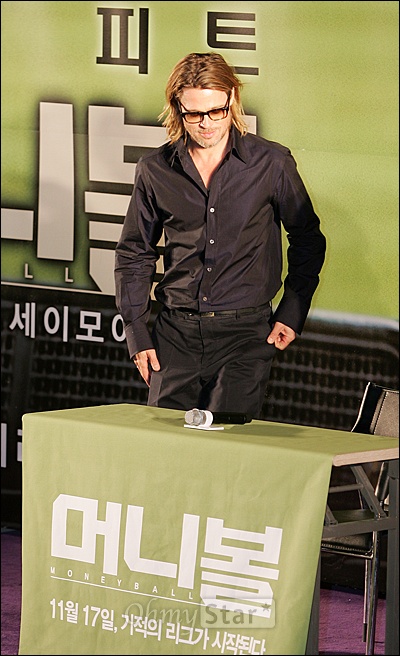  영화'머니볼' 홍보차 방한한 배우 브래드 피트가 15일 오전 서울 삼성동 코엑스 메가박스에서 열린 기자회견에서 포토타임을 가진 뒤 자리에 앉고 있다.