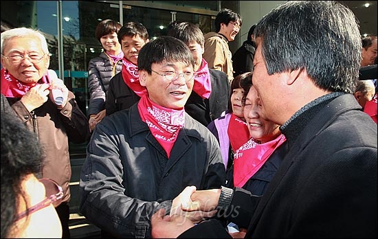  '희망의 버스 계획과 경찰수사에 대한 입장 발표 기자회견'을 마친 송경동 시인(자료사진).