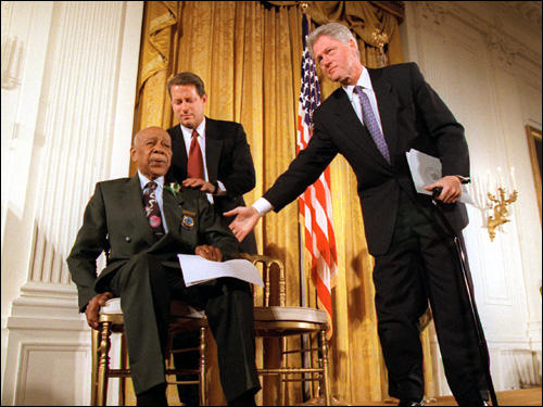 1997년 5월 16일 터스키기실험 피해자에게 사과 기자회견을 하는 클린턴 대통령(오른쪽)