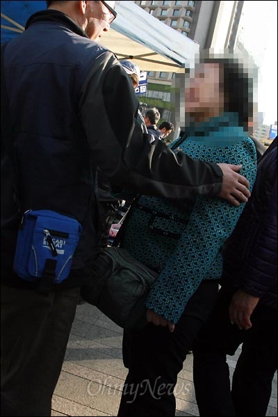 지난 13일 오후 서울광장에서 열린 '한미FTA 저지, 전태일 열사 정신계승 2011 전국노동자대회'에서 무대로 올라가려는 박아무개씨를 주최 측이 제지하는 장면.