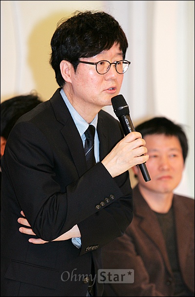  15일 오후 서울 중구 순화동 중앙일보사 호암아트홀에서 열린 JTBC개국설명회에서 주철환 편성본부장이 질의에 답하고 있다.