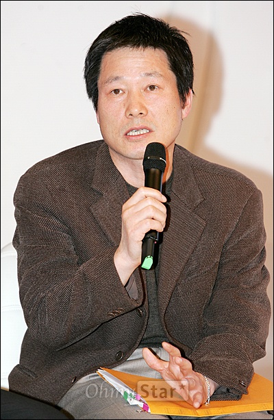  15일 오후 서울 중구 순화동 중앙일보사 호암아트홀에서 열린 JTBC개국설명회에서 김시규 예능국장이 질의에 답하고 있다.