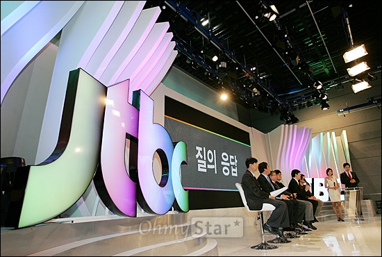  15일 오후 서울 중구 순화동 중앙일보사 호암아트홀에서 열린 JTBC개국설명회에서 각 분야 책임자들이 기자들의 질의에 답하고 있다.