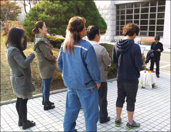 김진숙 지도위원과 사수대의 영장실질심사가 진행될동안 부산지법 앞에서 미사를 올리고 있다.